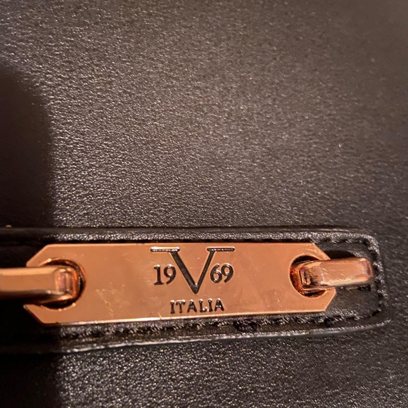 Handbags - Picture 4 of 8